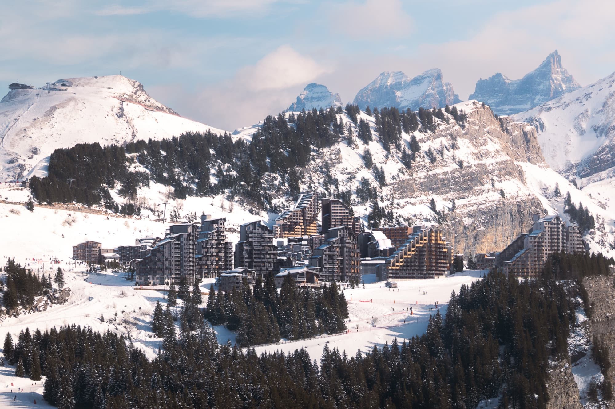 Lago de Montriond y las montañas sobre Morzine en las Portes du Soleil, Alta Saboya
